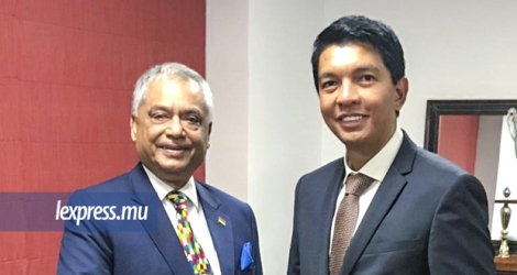 Jeudi, le responsable des relations internationales du PMSD, Azad Dhomun, a présenté les vœux de son parti au nouveau président de Madagascar.