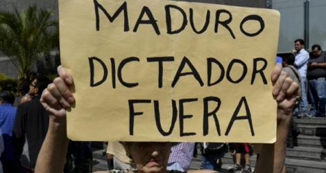 Un militant anti-gouvernemental appelle au départ de Maduro lors d'une réunion à Caracas, le 11 janvier 2019.