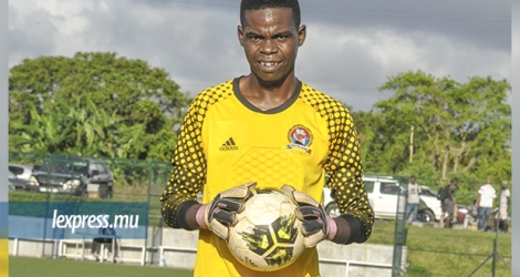 Le portier présentant fièrement, en médaillon, son trophée de meilleur gardien obtenu en Angola en 2008.