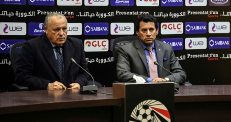 Conférence de presse conjointe du patron de la fédération égyptienne de foot Hany Abou Rida (g) et du ministre des Sports Ashraf Sobhi au Caire, le 13 janvier 2019.