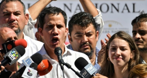 Le président du Parlement vénézuélien Juan Guaido s'adresse à ses partisans après avoir été brièvement détenu par les services de renseignement, le 13 janvier 2019 à Caraballeda (Venezuela).