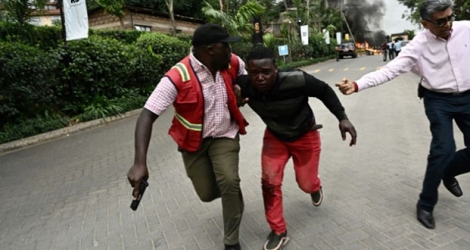 Un blessé évacué d'un complexe hôtelier et de bureaux, le 15 janvier 2019 à Nairobi