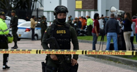 Les forces de sécurité déployées devant l'école de la police où une voiture piégée a explosé, dans le sud de Bogoto, le 17 janvier 2019.