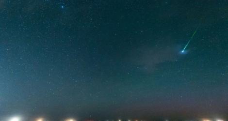 Une étoile filante traverse le ciel au dessus de la mer du Nord, près de Pilsum, dans le nord ouest de l'Allemagne, le 13 août 2015.