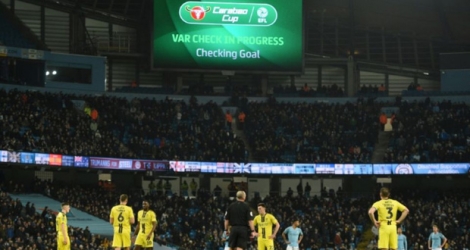 L'assistance vidéo à l'arbitrage (VAR) utilisée lors de la demi-finale aller de la Coupe de la ligue anglaise entre Manchester City et Burton Albion, à Manchester, le 9 janvier 2019.