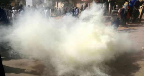 La police soudanaise fait usage de gaz lacrymogène pour disperser une marche à destination du palais présidentiel, le 24 janvier 2019 à Khartoum.