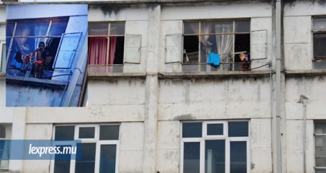 Les deux enfants, qui étaient seuls, étaient suspendus au balcon de l’appartement.