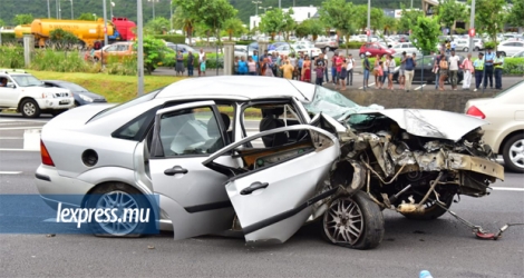 Le conducteur aurait perdu le contrôle de la voiture, qui aurait dérapé et fait des tonneaux.