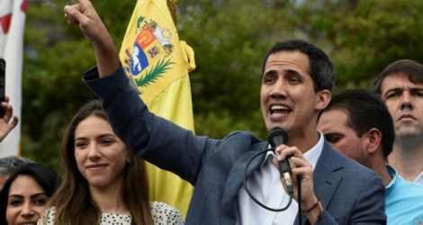 Juan Guaido qui s'est auto-proclamé président du Venezuela accompagné de sa femme Fabiana Rosales s'adresse à la foule lors d'un rassemblement à Caracas, le 26 janvier 2019.
