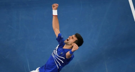 Le Serbe Novak Djokovic exulte après sa victoire en finale de l'Open d'Australie sur l'Espagnol Rafael Nadal, à Melbourne, le 27 janvier 2019.
