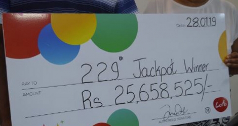C’est en famille que l’heureux gagnant est venu récupérer son chèque de plus de Rs 25 millions ce lundi 28 janvier.