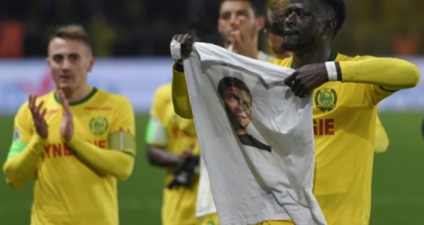 Le défenseur guinéen de Nantes Abdoulaye Touré (d) présente un t-shirt à l'effigie d'Emiliano Sala lors du match de Ligue 1 contre Saint-Etienne, le 30 janvier 2019 à Nantes.