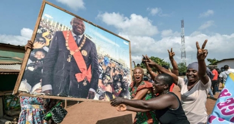 Des Ivoiriens célèbrent l'acquittement de l'ex président Laurent Gbagbo par la CPI le 15 janvier 2019 dans sa ville natale de Gagnoa en Côte d'Ivoire.