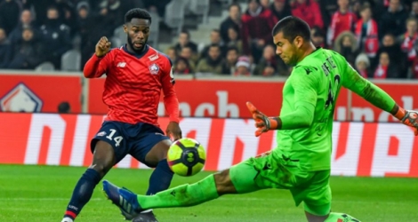 L'attaquant de Lille Jonathan Bamba (g) trompe le gardien argentin de Nice Walter Benitez le 1er février 2019 au stade Pierre-Mauroy à Villeneuve-d'Ascq.