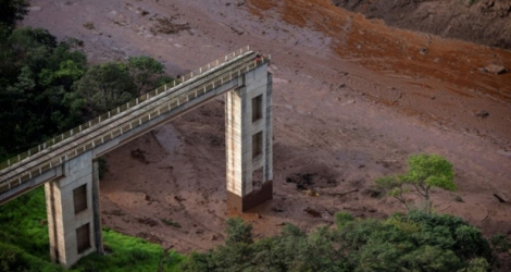 Un pont ferroviaire emporté par une coulée de boue après l'effondrement d'un barrage minier, le 25 janvier 2019 à Brumadinho, au Brésil.