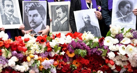 Les Arméniens rendent hommage aux victimes du génocide, le 24 avril 2015 à Erevan 