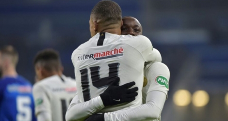 L'attaquant du PSG Moussa Diaby félicité par son coéquipier Kylian Mbappé après son but contre Villefranche-sur-Saône, en Coupe de France, le 6 février 2019 à Décines-Charpieu près de Lyon.
