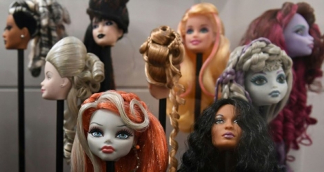 Différents modèles de la poupée Barbie, locomotive des ventes de Mattel.