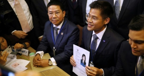 Un responsable du parti Raksa Chart tient un document officialisant la candidature de la princesse Ubolratana, au poste de Premier ministre, le 8 février 2019 à Bangkok.