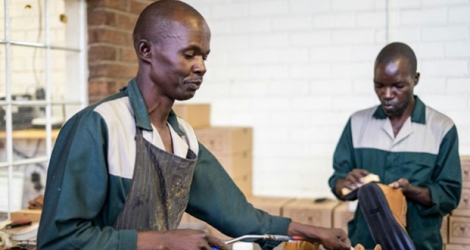 Des employés de l'entreprise Courteney qui fabrique des chaussures de manière artisanale au Zimbabwe, le 25 janvier 2019 