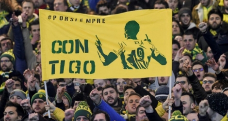 Des supporters du FC Nantes affichent le message en espagnol «pour toujours, avec toi» au côté de l'effigie d'Emiliano Sala, le 30 janvier 2019 à Nantes.