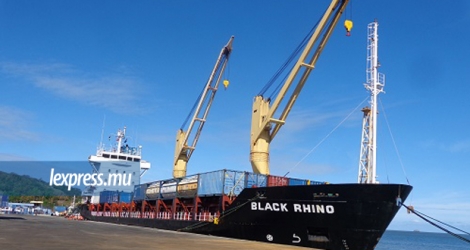 Le ‘Black Rhino’, un navire cargo, a accosté au quai de Port-Mathurin ce samedi 16 février.