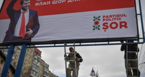 Installation d'une affiche de campagne du candidat Ilan Shor à Chisniau en Moldavie, le 13 février 2019.