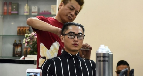 Un vietnamien, Nguyen Huu Thien, se fait coiffer «à la Kim Jong Un» dans un salon de Hanoï le 20 février 2019.