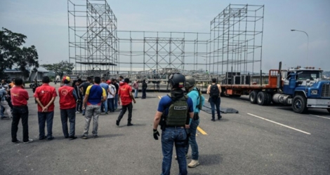 Un agent des services de renseignement assiste à la mise en place de la scène du concert organisé du côté vénézuélien du pont international de Tachira, le 21 février 2019.