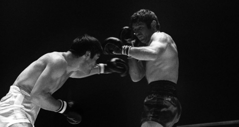 Photo prise le 18 novembre 1969 des boxeurs Jean Josselin (d) et Roger Menetrey lors du championnat de France des welters au parc des expositions à Paris