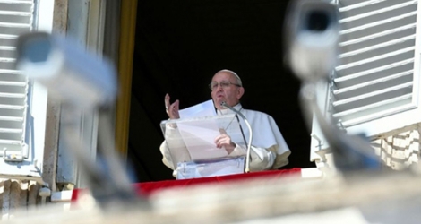 Le pape François s'exprime Place Saint-Pierre à Rome avant la traditionnelle prière de l'angelus, le 24 février 2019 