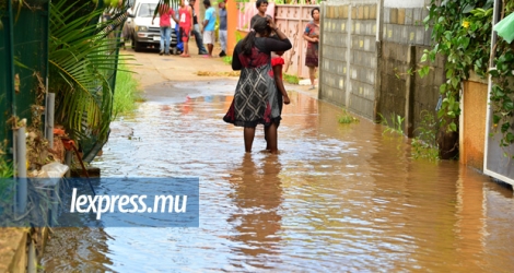 Cette route, à Terre-Rouge, était inondée lors des pluies torrentielles, la semaine dernière.  © Dev Ramkhelawon