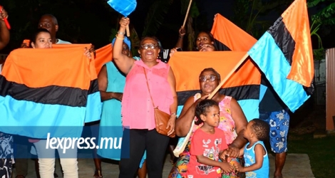 Les Chagossiens réunis à Pointe-aux-Sables hier ont fièrement affiché leurs couleurs.