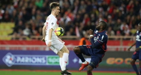 Le milieu de Lyon, Tanguy Ndombélé (d), à la lutte avec le milieu russe de Monaco, Aleksandr Golovin, lors du match de Ligue 1 à 