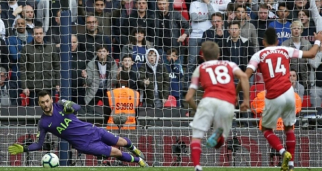 Le gardien de Tottenham Hugo Lloris (g) arrête un penalty d'Arsenal à Wembley le 2 mars 2019.