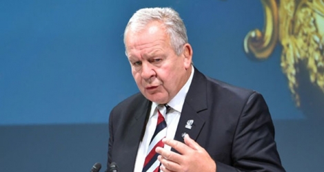 Le président de World Rugby, Bill Beaumont, lors d'un discours à Tokyo, le 20 octobre 2016 