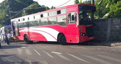 Selon un témoin, le bus roulait à vive allure. [Credit photo: Princelay Santokee]