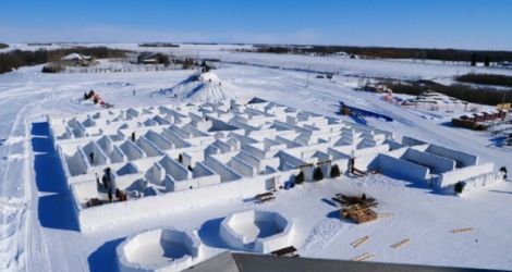 Des gens se perdent dans un grand labyrinthe de neige, devenu une vraie attraction touristique, le 3 mars 2019 à St. Adolphe, près de Winnipeg, au Canada.
