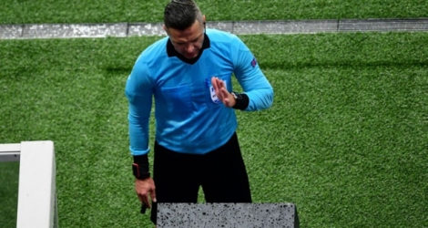 L'arbitre Damir Skomina consulte la VAR et accorde un penalty pour une main de Kimpembe lors de PSG-Manchester United, le 6 mars 2019 au Parc des Princes.