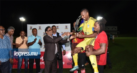 Barlen Vyapoory, le président de la République par intérim remettant le trophée à Kevin Jean-Louis, le capitaine de Pamplemousses SC.