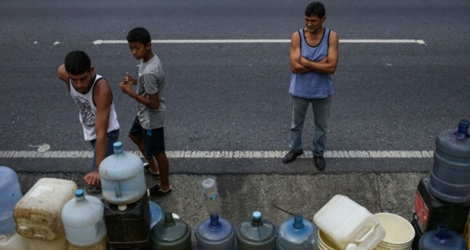 Des personnes font la queue pour récupérer de l'eau potable à Caracas privée d'électricité depuis 3 jours, le 10 mars 2019