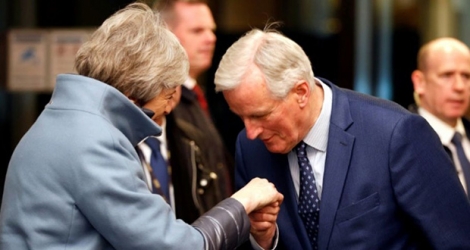 Le négociateur de l'UE pour le Brexit Michel Barnier accueille la Première ministre britannique Theresa May au Parlement européen à Strasbourg, dans la soirée du lundi 11 mars 2019. 