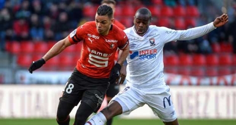 L'attaquant de Rennes, Hatem Ben Arfa (g), à la lutte avec le milieu de Caen, Prince Oniangue, lors du match de Ligue 1 à Rennes, le 10 mars 2019.