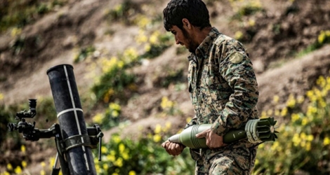 Un membres des Forces démocratiques syriennes (FDS) sur la ligne de front afce au groupe Etat islamique (EI) le 13 mars 2019 à Baghouz en Syrie 