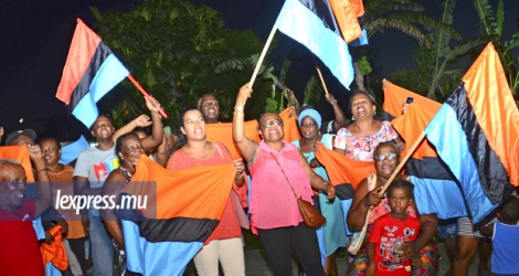 Réjouissances des membres du groupe Refugiés Chagos à Pointe-aux-Sables le 25 février, suivant la décision rendue par la CIJ.