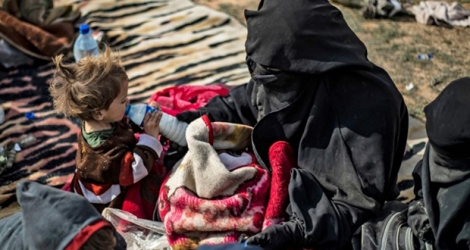 La veuve d'un jihadiste français et ses cinq enfants à Baghouz dans l'est de la Syrie.