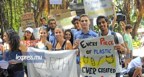 De nombreux jeunes se sont réunis dans la capitale hier pour la cause écologique.