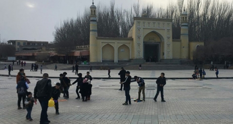 Des enfants jouent le 18 février 2018 devant une mosquée à Kashgar, dans le Xinjiang, une région majoritairement musulmane en Chine.
