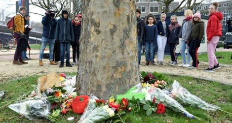 Des adolescents déposent des fleurs sur le site de la fusillade qui a fait trois morts lundi 18 mars 2019 à Utrecht, aux Pays-Bas.
