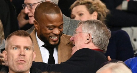 L'ex-joueur de Manchester United Patrice Evra salue son ancien entraîneur Alex Ferguson avant le match de Ligue des champions entre le club anglais et le PSG, le 12 février 2019 au Parc des Princes.
